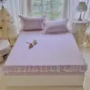 Falda de cama con estampado de encaje 100% algodón Falda de cama de algodón de Xinjiang Cubierta Protector de colchón denso fino y denso Agradable para la piel Cómodo