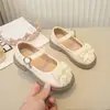 Zapatos de cuero con lazo estilo coreano para niñas, nuevo modelo primavera y otoño 2026, zapatos de actuación para niñas pequeñas, zapatos versátiles de suela blanda para niños, zapatos de princesa