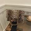 A bolsa popular super em alta deste ano com estampa de leopardo 2024 novo estilo bolsa de ombro/axila versátil bolsa quadrada pequena com alça de corrente