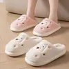 Pantufas de algodão fofas, novos estilos outono/inverno para mulheres, com estampas de desenhos animados, quentes e forradas com fleece para uso interno, com solas antiderrapantes e solados grossos, também disponíveis para homens