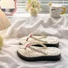Chinelos de Bolinhas para Uso ao Ar Livre, Tendência Casual Sola Macia Estilo Coreano Mais Vendidos Moda Verão Feminina Sandálias de Praia Confortáveis