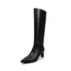 Botas de montaria femininas de cano alto em couro bovino de duas camadas, novo estilo outono e inverno, bico quadrado, zíper lateral, botas de salto alto acima do joelho para mulheres