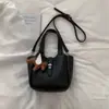 Bolso cruzado de hombro minimalista transfronterizo para mujer con un toque de alta gama, bolso tipo cubo clásico para niñas, estilo de nicho versátil y de alta gama