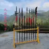 Um Conjunto Completo de Dezoito Tipos de Armas e Adereços com um Suporte de Pé para Decoração de Salão de Artes Marciais, Montagem de Cenário, Teatro, Ópera de Pequim e os Três Reinos