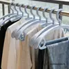 Perchas gruesas y reforzadas para uso doméstico, diseñadas para colgar y secar ropa, con un diseño que no deja marcas, previniendo deformaciones en los hombros y deslizamientos, y ofreciendo un tamaño más grande para un mejor soporte.