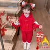 Traje Rojo Festivo de Dos Piezas con Forro de Felpa para Niñas, Nuevo para Otoño e Invierno, Servicio de Año Nuevo, Conjunto de Dos Piezas con Capucha, Moderno y Tendencia