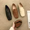 2026 Outono Retro Estilo Old Money Sapatilhas Planas Slip-on Versáteis Solado Macio Bico Quadrado Pequenos Sapatos de Couro Loafers para Mulheres