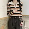 Camiseta de rayas versátil para niñas de otoño, top de hada a la moda, de punto ajustado y muy etéreo con cuello en V, camiseta base