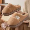 Nuevos pantuflas de algodón estilo 2026 para mujer, otoño e invierno, uso en interiores, antideslizantes, diseño simple, aptas para parejas, con diseño de punta cerrada, también disponibles para hombre
