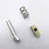 Accesorios para telar de chorro Tsudakoma Red Flag, que incluyen un pequeño bloque cuadrado de metal con un resorte en cada extremo, tornillos de 5M y un marco integral South Sea