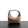 Diseño de nicho bolso tejido de cuero lonchera bolsa pequeña 2023 nuevo bolso cruzado portátil bolso de hombro de alta calidad