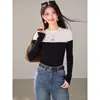 Design de roupa íntima de outono senso de nicho ajuste slim manga longa malha feminina top bloco de cores suéter emagrecedor algodão preto