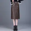 Falda Media de Cuero PU con Hebilla Estilo Chino para Mujer Otoño Invierno 2026 Nueva Falda de Cintura Alta Adelgazante que se Ajusta a la Cadera Falda Lápiz con Abertura y Terciopelo