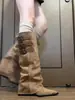 Botas de Tubo Chuyuji 2026 Otoño/Invierno Nuevo Estilo Aumento de Altura Adelgazante Hebilla de Cinturón Botas de Caballero Chica Caliente Botas Blancas