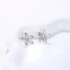 Fivela de Fone de Ouvido Flor Rosa com Estames de Cinco Pétalas Fivela de Orelha para Fone de Ouvido Bluetooth Sem Fio Fivela de Orelha Removível com Diamante Joia de Moda Decorativa para Mulheres