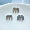 Pequeño Estilo Chanel Taladro de Punto Sonrisa Sonrisa Inglesa Letra M Accesorios de Joyería Horquilla Pinza para el Cabello Agujero Zapatos Zapatos de Frijol Material