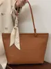 Yue Zi 2026 Outono Inicial Nova Bolsa Tote Simples de Grande Capacidade Feminina Estilosa Moda Tendência para o Dia a Dia Ombro Único Bolsa Casual