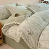 Juego de ropa de cama de cuatro piezas de terciopelo de leche tallado, edredón y juego de sábanas de forro polar coral engrosado y cálido para invierno
