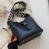 Bolsas de Moda de Gran Capacidad al por Mayor para Mujer, Nuevas Bolsas Cruzadas Texturizadas de Alta Calidad Otoño e Invierno, Bolsos Cubo Retro Versátiles de Mano