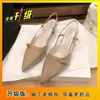 Elegantes sandalias cerradas de color burdeos adelgazantes para mujer, nuevo estilo Primavera/Verano 2026, tacón de aguja de una correa, punta fina, talón abierto.