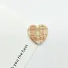 Botón de amor a cuadros pequeños y frescos, engranaje de cuatro ojos, botón de manzana, hebilla artesanal de impresión, ropa, zapatos, accesorios para el cabello de flores