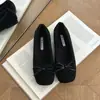 Sapatos mocassins femininos rasos de camurça estilo doce com bico quadrado, novos sapatos casuais de salto baixo para o outono de 2026