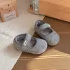 Sapatos Mary Jane de Lã com Pelúcia para Meninas, Pequenos de Couro, Lançamento Inverno 2026, Sapatos Quentinhos e Fofos, Sapatos de Princesa de Algodão de Camada Dupla para Crianças Pequenas