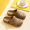Novo Modelo de Tamancos Masculinos e Femininos da Qidashun, Sandálias Leves de Espuma para Casais, Verão, Interno e Externo, Sapatos para Praia e Jardim