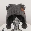 Bonito gorro de punto para otoño e invierno con un pequeño adorno de oso y pompón, hecho de felpa tipo oso de peluche, versátil, cálido y cubreorejas, haciendo que tu cara se vea más pequeña