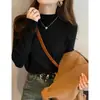 El color azul Klein es muy elegante; Es perfecto como capa base para suéteres de otoño e invierno para mujer, creando un look sofisticado en capas con un tejido de cuello medio