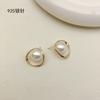 Pendientes de Aro Mobius de Lujo Ligero con Perlas, Cobre Hueco Chapado en Oro de 14K, Clip para Oreja sin Agujero