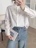 Camisa branca de manga longa bordada com coração em estilo artístico para mulheres, solta e modeladora, feita de algodão puro, adequada para usar em camadas na primavera e no outono.