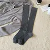 Nuevos Calcetines de Canalé de Color Sólido Otoño Invierno Calcetines Largos Versátiles de Algodón de Color Sólido con Rayas Verticales para Mujer Sexy Micro-presión