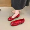 Sapatos vermelhos com laço estilo fada, novidade de verão 2026, estilo francês suave, adequados para saias, corte baixo com aumento interno de altura