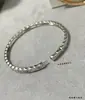 Elegante e sofisticada pulseira com padrão de losangos para mulheres, banhada em ouro rosa 18k espesso, com um design de luxo leve e nicho, versão larga em ouro