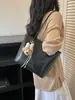 Bolsa tote feminina casual retrô de design requintado estilo coreano 2026 cor sólida com pingente nova moda tendência de ombro único