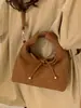 Retrô, fashion, minimalista e luxuosa - uma bolsa de ombro, bolsa de mão ou bolsa transversal versátil para o dia a dia, perfeita para a temporada de outono de 2026, com um design único