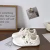 Zapatillas de entrenamiento alemanas de colores dulces y chic para mujer, nuevas zapatillas blancas versátiles estilo Hong Kong para estudiantes mujeres, otoño 2026