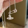 Alternativa ao Estilo da Imperatriz Viúva~ Colar Broche de Saturno em Prata com Diamantes Brilhantes, Estilo Nana Doce e Cool, Corrente de Clavícula de Nicho de Luxo