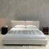 Cama doble minimalista italiana con diseño flotante, cama doble tapizada simple y moderna, adecuada para dormitorios principales y apartamentos pequeños, con una cama de tela en forma de bloque