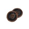 Fabricante Produce Botones Redondos de Cuatro Agujeros con Borde Quemado en Color Negro y Café, Botones para Abrigo, Botones para Traje, Botones de Cuerno Genuino