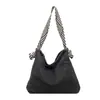 Bolso de mano de terciopelo de nicho, bolso de hombro de gran capacidad para mujer, bolso tote casual 2026, elegante y práctico para ir al trabajo