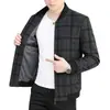 Colección Otoño 2026: Chaqueta de Béisbol para Hombre de Cuadros Oscuros Corta - Gama Alta, Estilo Maduro, Abrigo Versátil Casual para el Trabajo