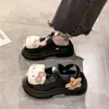 Chinelos fechados respiráveis vazados 2026 verão uso externo doce feminino fofo Hello Kitty sandálias de sola grossa para mulheres