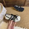 Sapatos Pequenos de Couro com Bolinhas Estilo Coreano para Meninas Outono 2026 Velcro Bico Redondo Baixo Sapatos Mary Jane para Bebês Solado Macio Sapatos Individuais