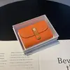 Porta-Cartões Pequeno de Couro Genuíno em Estoque de Fábrica para Mulheres, Nova Bolsa Leve de Couro Bovino de Primeira Camada com Vários Compartimentos para Cartões, Identidade e Carteira de Motorista