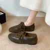 Sapatos de Cadarço Baixos da Série 2026 Moda Outono Sapatos Individuais Bonitos Aumentadores de Altura Interna Pequenos Sapatos de Couro Rad Retro Novo Estilo