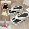 Sandálias de verão femininas trendy estilo ins com sola grossa para aumentar a altura, de EVA macio, versáteis para uso externo, praia e férias