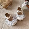 Sapatos pequenos de couro com cadarço para crianças, nova coleção primavera 2026, estilo coreano, sapatos de princesa da moda para meninas, bico fino, bolinhas, laço, modernos