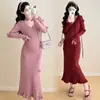 Nueva moda de otoño e invierno para mujeres embarazadas: un vestido elegante de corte holgado con adornos florales tridimensionales, en un estilo coreano dulce, favorecedor y que te hace lucir más delgada